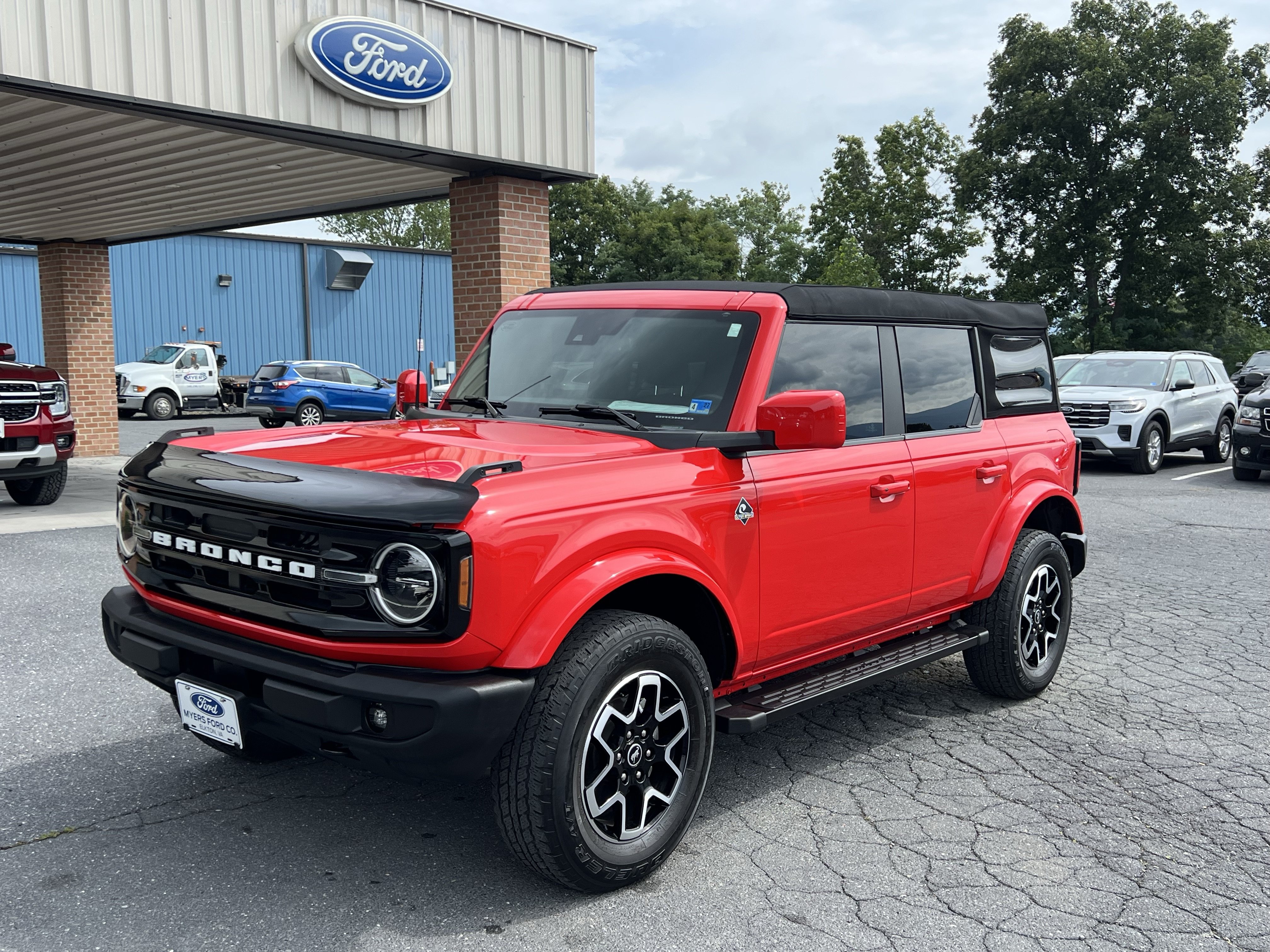 Used 2023 Ford Bronco Outer Banks AWD/4WD image 2