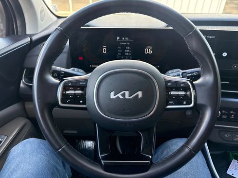 Used 2025 Kia Carnival FWD image 18