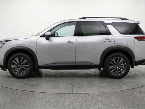 Used 2025 Nissan Pathfinder SV image 5