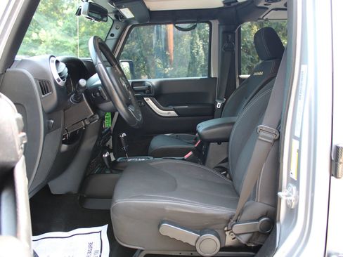 Used 2015 Jeep Wrangler Unlimited Sahara w/ Connectivity Group AWD/4WD image 17