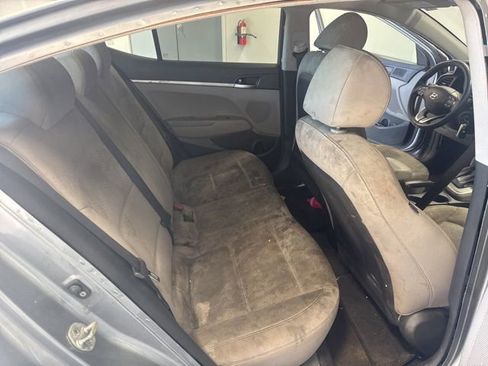 Used 2019 Hyundai Elantra SE image 17