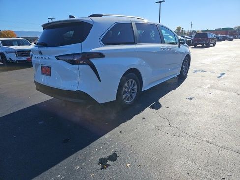 Used 2025 Toyota Sienna LE image 60