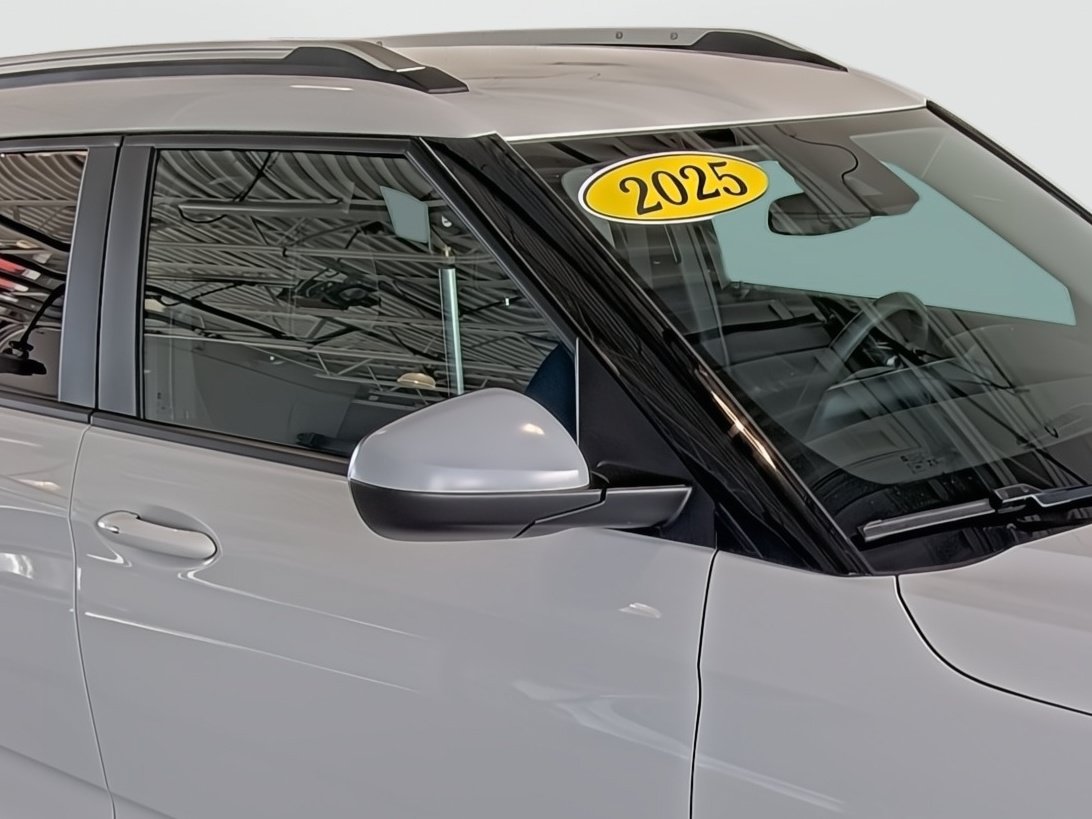 Used 2025 Chevrolet TrailBlazer LT AWD/4WD image 17