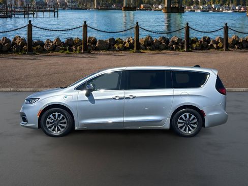 Used 2023 Chrysler Pacifica Limited w/ Uconnect Theater Family Group FWD image 5