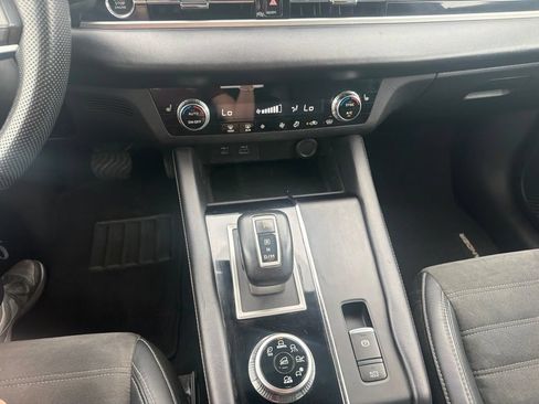 Used 2023 Mitsubishi Outlander SE AWD/4WD image 17