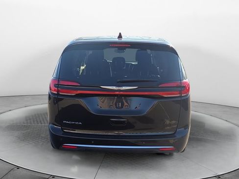 Used 2024 Chrysler Pacifica Touring-L FWD image 4