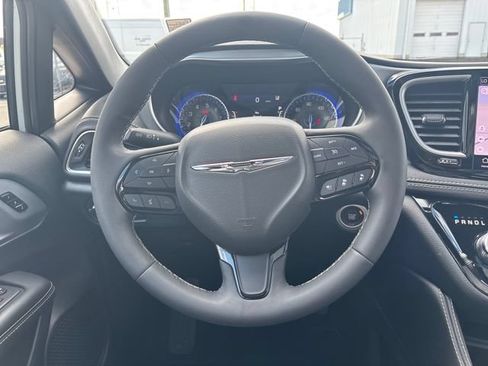 Used 2025 Chrysler Pacifica Limited FWD image 13