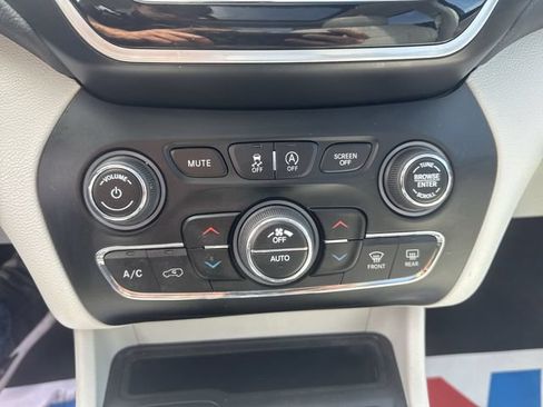 Used 2019 Jeep Cherokee Limited w/ Luxury Group FWD image 17