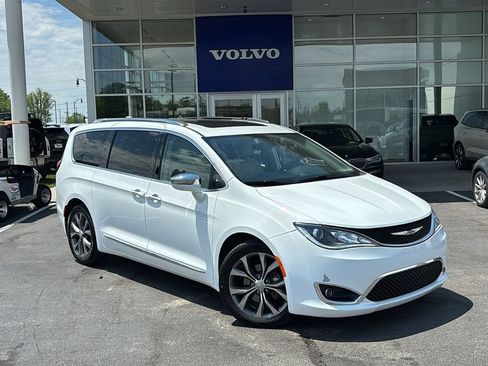 Used 2018 Chrysler Pacifica Limited w/ Tire & Wheel Group FWD image 2