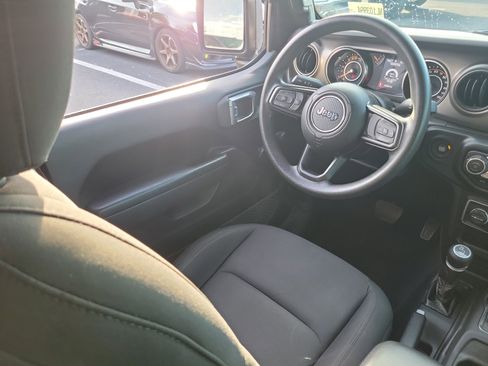 Used 2022 Jeep Gladiator Sport image 15