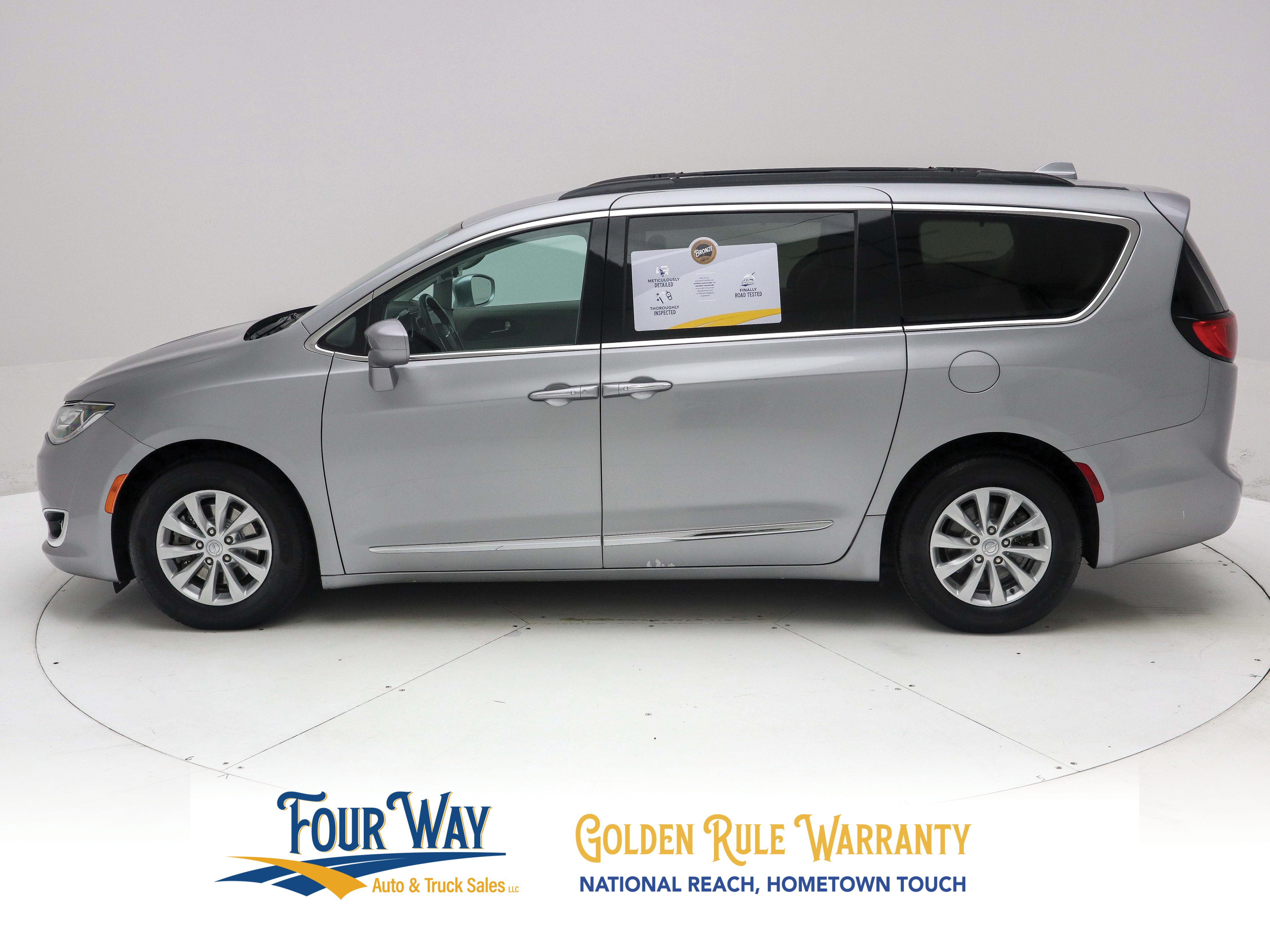 Used 2017 Chrysler Pacifica Touring-L FWD image 7