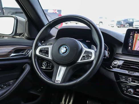 Used 2022 BMW 530e w/ M Sport Package image 22