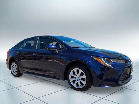 Used 2025 Toyota Corolla LE FWD image 3