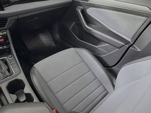 Used 2025 Volkswagen Jetta SE FWD image 25