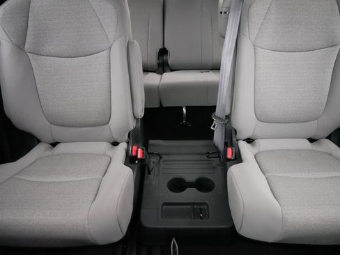 Used 2025 Toyota Sienna LE image 13