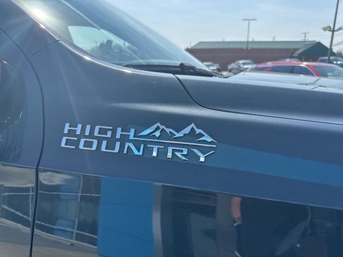 Used 2022 Chevrolet Suburban High Country image 5