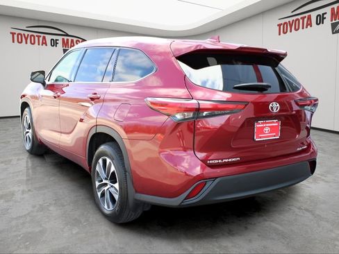 Used 2021 Toyota Highlander XLE AWD/4WD image 3