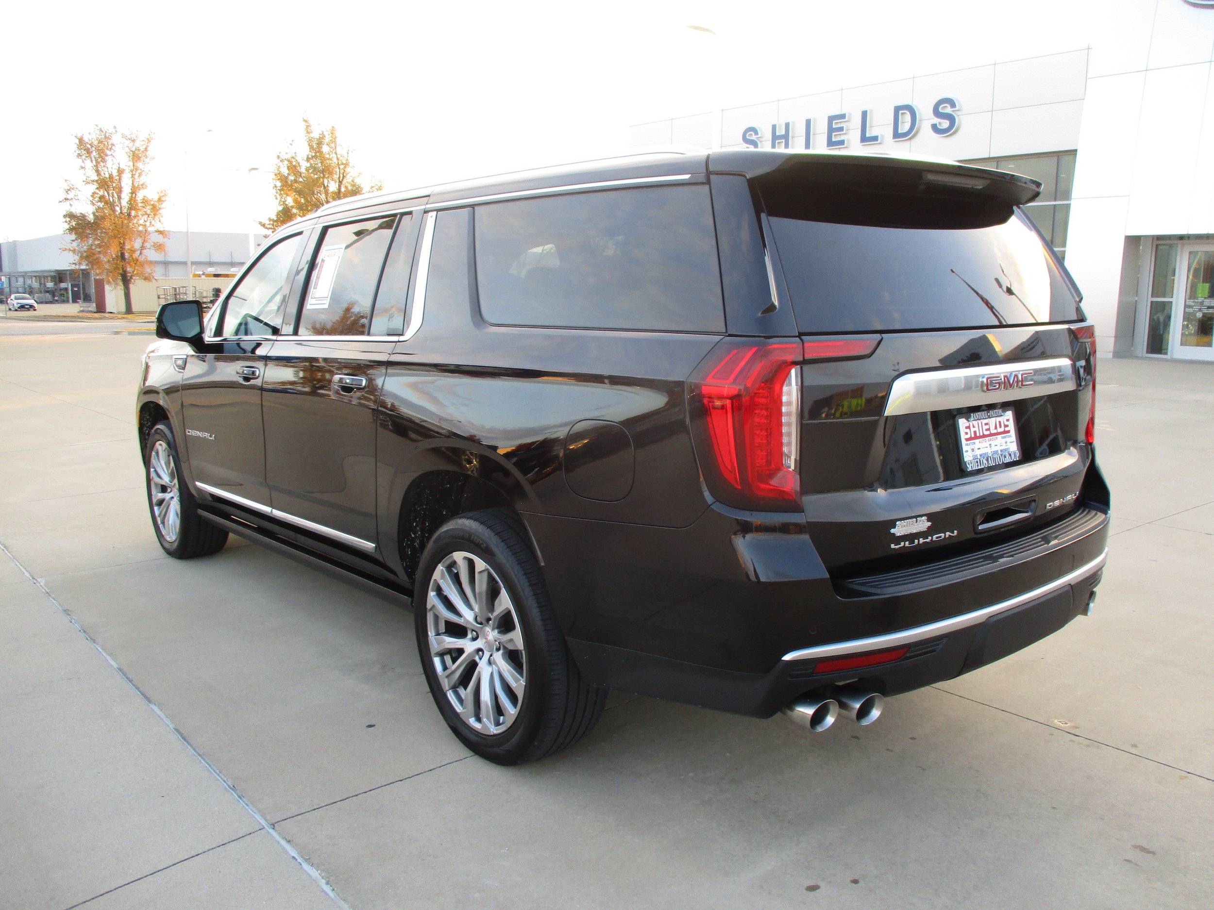 Used 2022 GMC Yukon XL Denali w/ Max Trailering Package AWD/4WD image 3