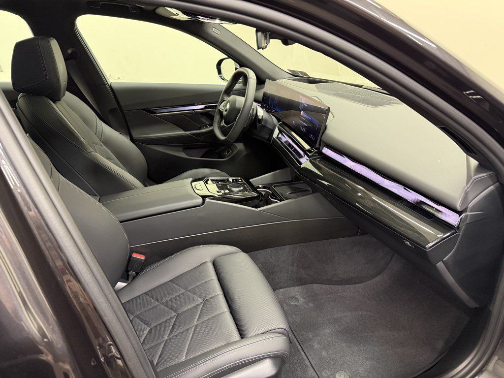 Used 2024 BMW 540i xDrive AWD/4WD image 20