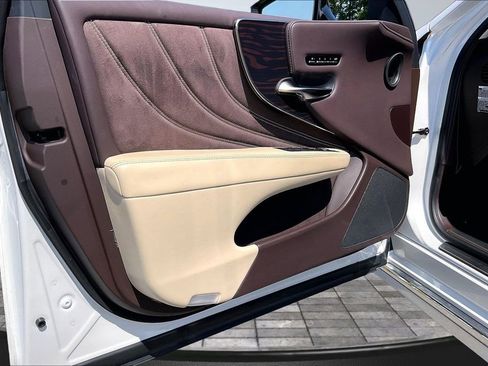 Used 2020 Lexus LS 500 w/ Interior Upgrade Package RWD image 23