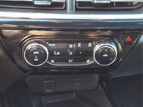 Used 2025 Chevrolet Trax RS w/ Sunroof Package FWD image 21
