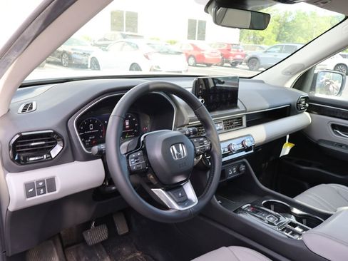 Used 2025 Honda Pilot Elite image 9
