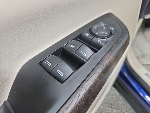 Used 2023 GMC Acadia Denali w/ Denali Ultimate Package AWD/4WD image 25
