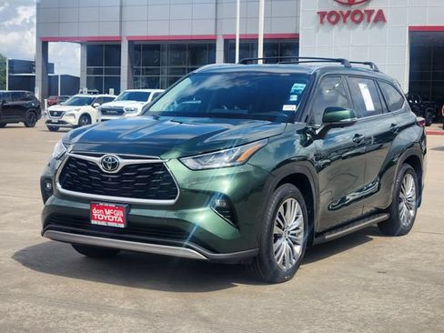 Used 2024 Toyota Highlander Platinum FWD image 3