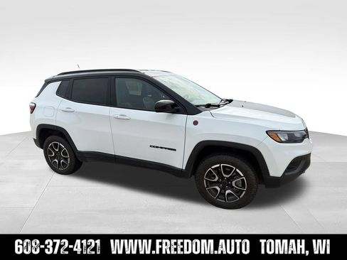 Used 2025 Jeep Compass Trailhawk AWD/4WD image 10