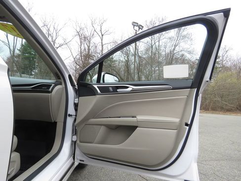 Used 2017 Ford Fusion SE image 12