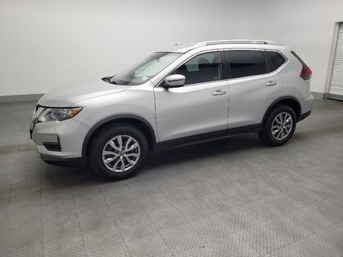 Used 2019 Nissan Rogue SV image 2