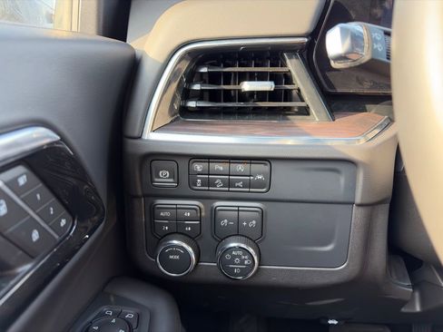 Used 2025 Chevrolet Suburban Z71 AWD/4WD image 18