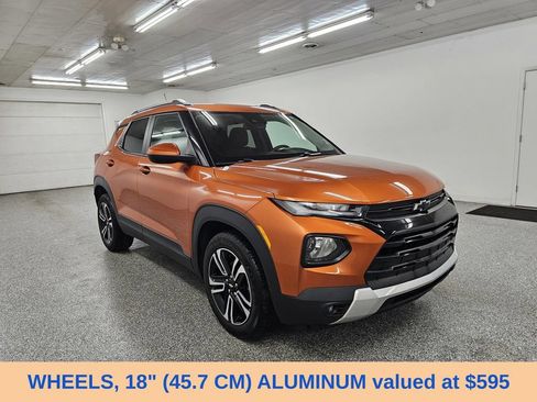 Used 2022 Chevrolet TrailBlazer LT w/ LPO, Blackout Package FWD image 3