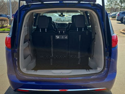 Used 2018 Chrysler Pacifica Touring-L image 14