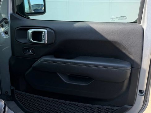 Used 2020 Jeep Gladiator Overland AWD/4WD image 16