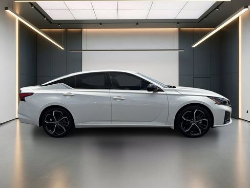 Used 2024 Nissan Altima 2.5 SR FWD image 7