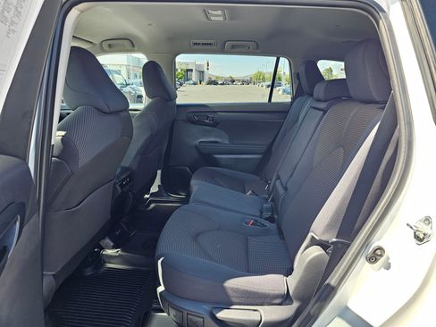 Used 2023 Toyota Highlander L image 17