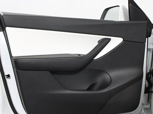 Used 2021 Tesla Model Y Long Range image 7