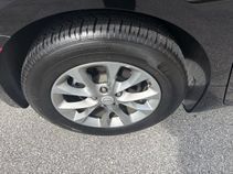 Used 2026 Chrysler Pacifica Limited FWD image 4