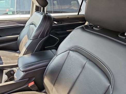 Used 2025 Jeep Grand Cherokee L Limited w/ Luxury Tech Group II image 7