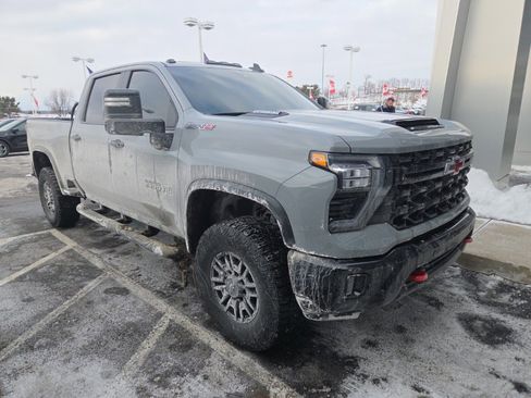 Used 2025 Chevrolet Silverado 2500 ZR2 w/ Technology Package image 3