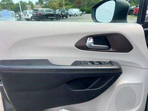 Used 2018 Chrysler Pacifica LX FWD image 14