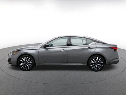 Used 2025 Nissan Altima 2.5 SV FWD image 4