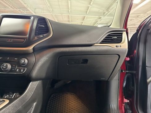 Used 2017 Jeep Cherokee Latitude w/ Comfort/Convenience Group image 44