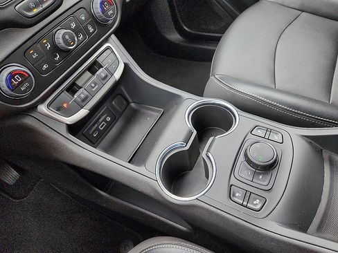 Used 2024 GMC Terrain SLT image 12