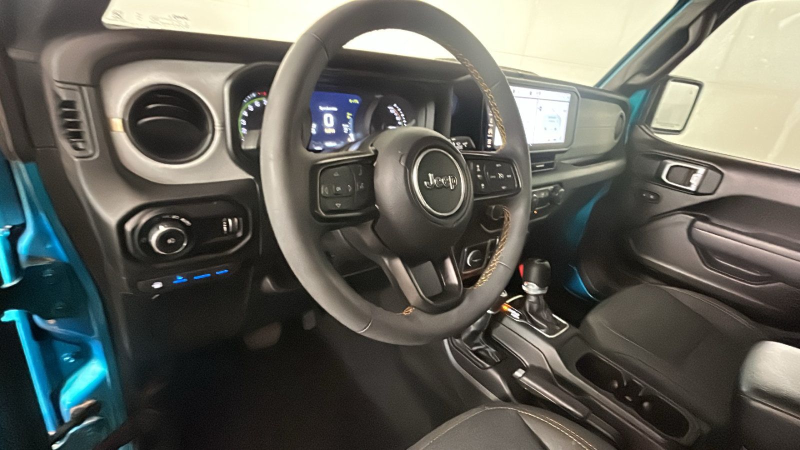 Used 2024 Jeep Wrangler Unlimited w/ Convenience Group AWD/4WD image 16