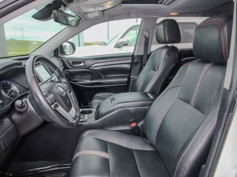 Used 2019 Toyota Highlander SE w/ Nightshade Edition AWD/4WD image 17