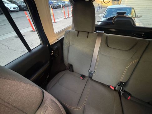 Used 2025 Jeep Wrangler Sahara image 39