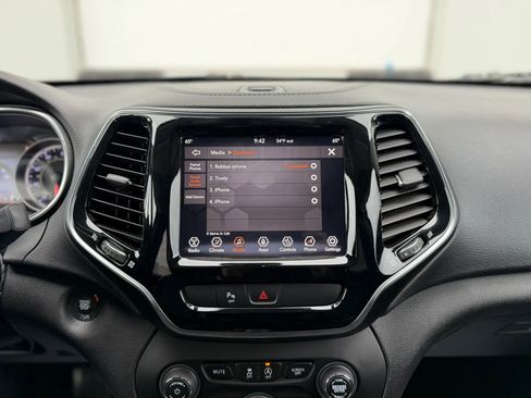 Used 2019 Jeep Cherokee Limited image 18