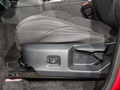 Certified 2025 Toyota Tacoma SR5 AWD/4WD image 23